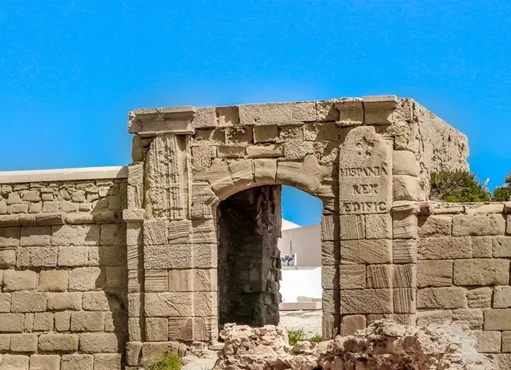Mur historique de l'île de Tabarca par la mer
