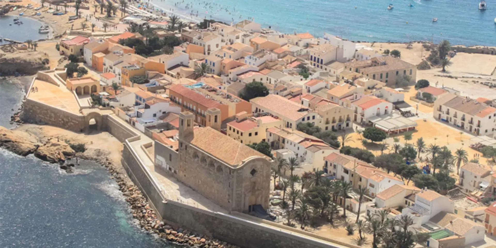 Vue aérienne du village fortifié et des plages de l'île de Tabarca