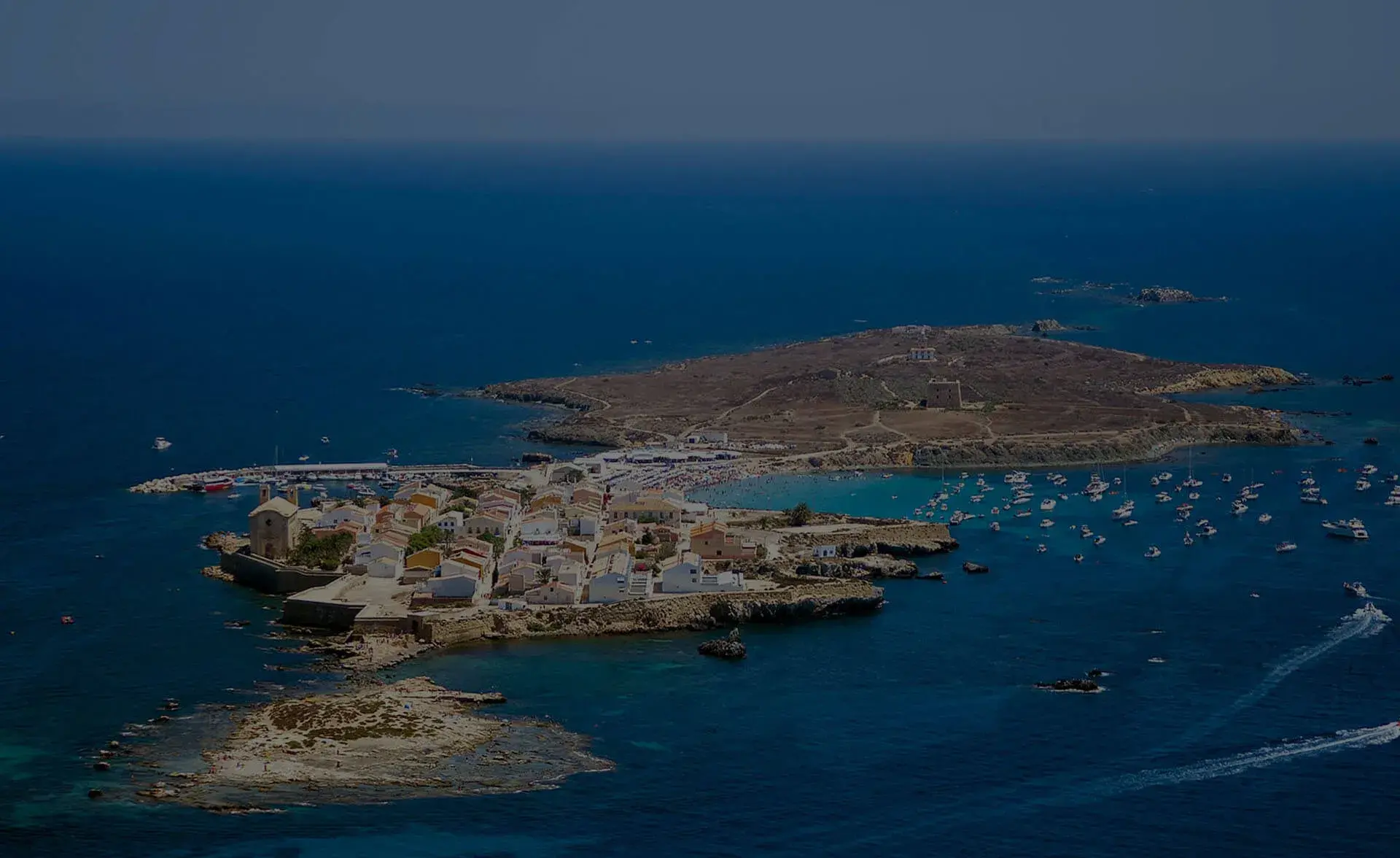 Vista aérea de la Isla de Tabarca rodeada por el Mediterráneo