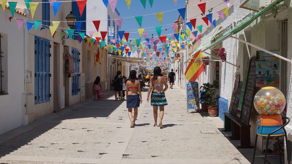Calle engalanada del pueblo de la Isla de Tabarca en verano