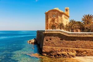 Tabarca para los amantes del arte: murales, esculturas y rincones que inspiran