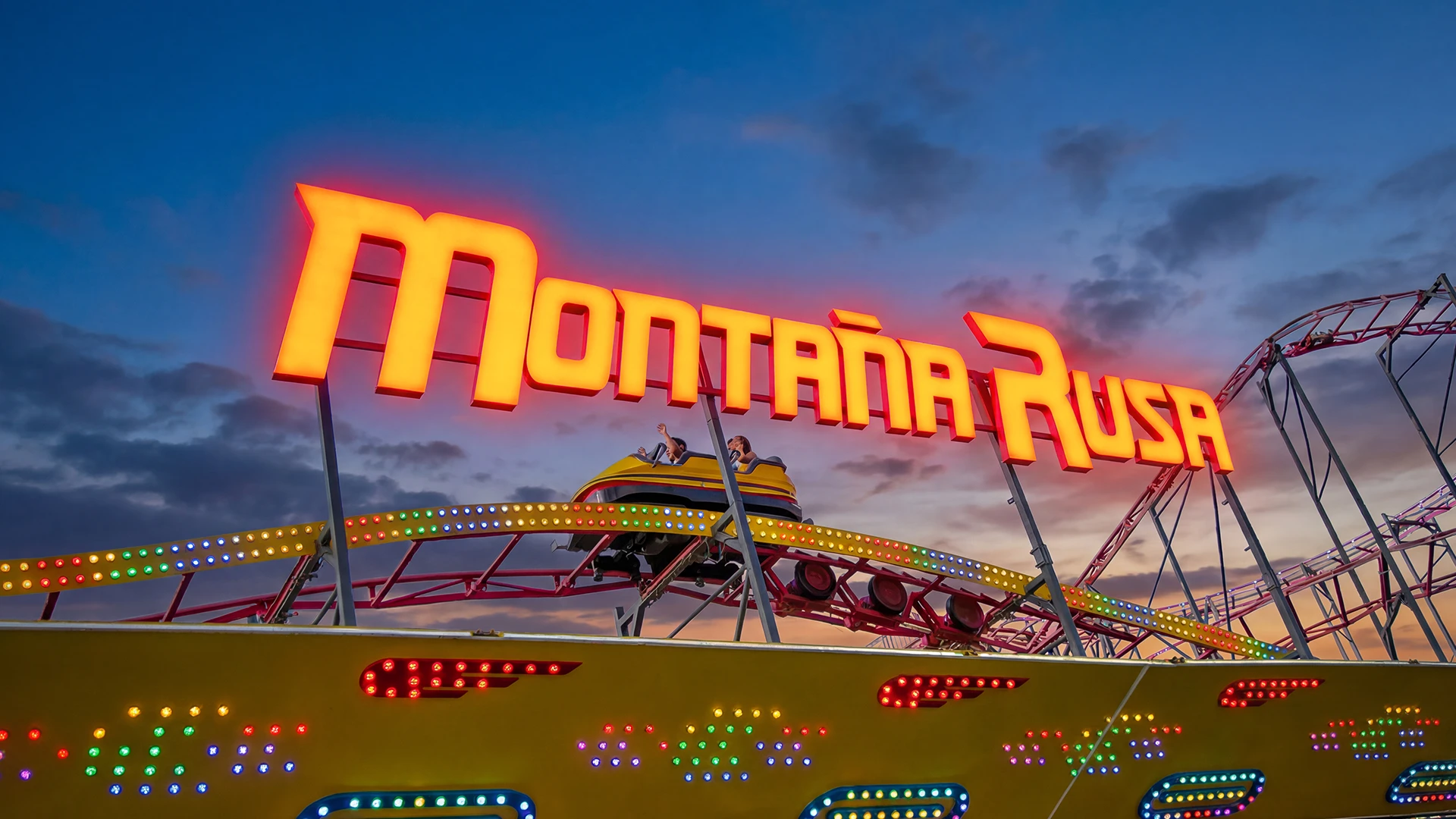 Montaña rusa de Pola Park al atardecer