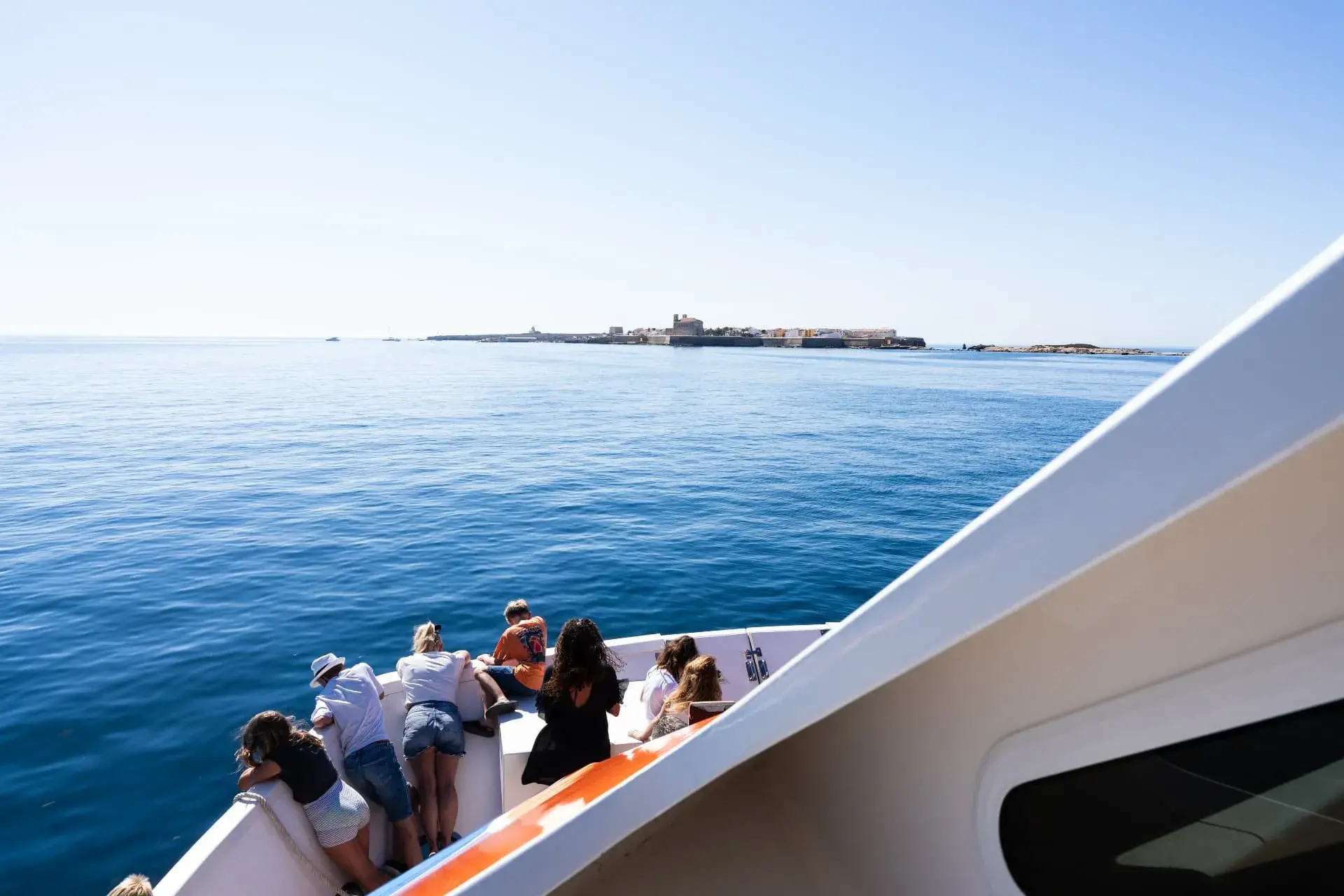 Passagiere an Deck mit der Insel Tabarca am Horizont erscheinen