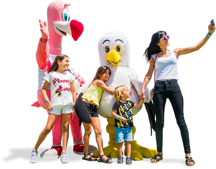 Familia con mascotas de Pola Park en el parque de atracciones de Santa Pola